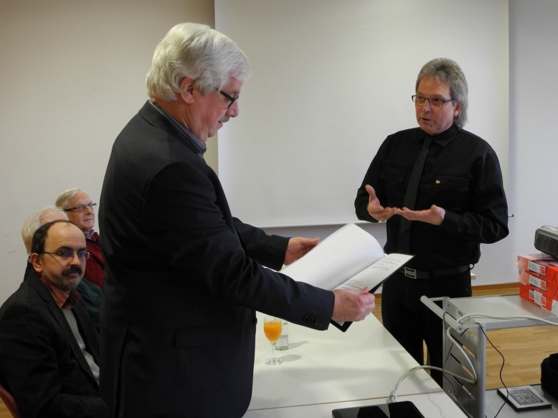 Stadtarchivar Dr. Thomas Giessmann (links im Bild) erhält eine Liste als Finbuch zu 6566,75 Filmminuten